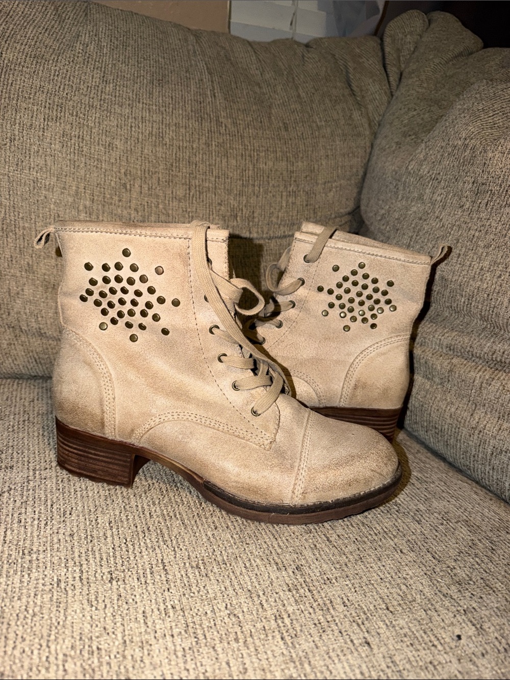 Baretraps Women's Beige Lace-Up Ankle Boots with Stud Detail size 10 Suede mat